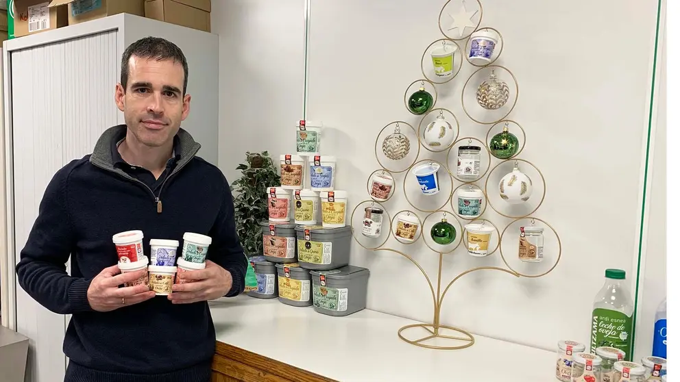 Mikel Ziganda sostiene muestras de algunos de los productos de Postres Ultzama en Lanz. Navarra.com