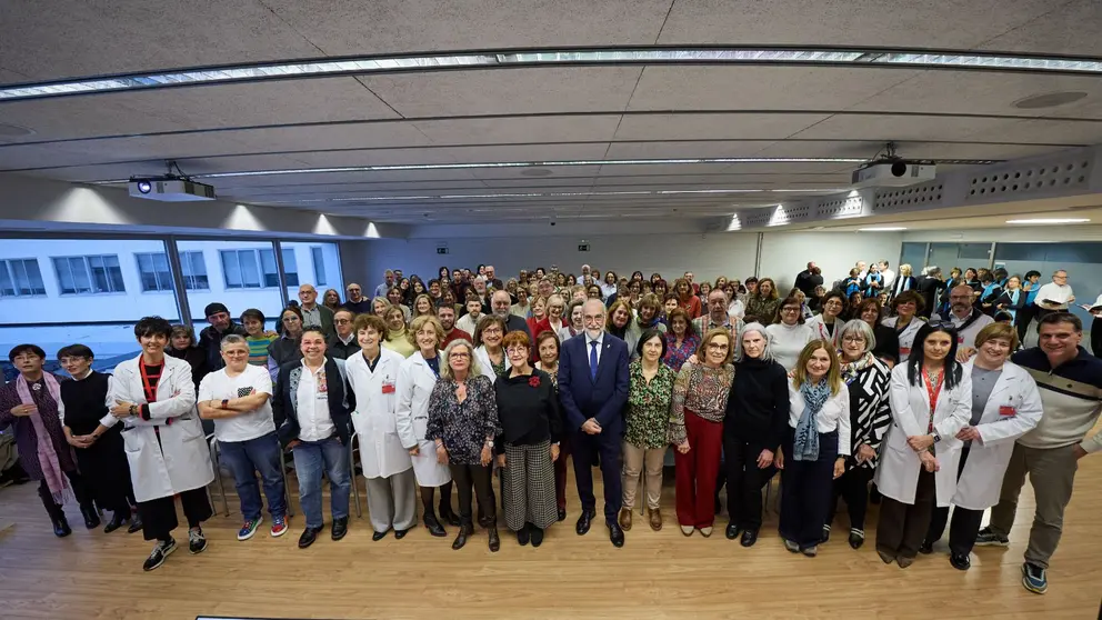 El consejero de Salud, Fernando Dom&iacute;nguez, y representantes del equipo directivo del HUN junto a las personas jubiladas este a&ntilde;o y sus familiares. GOBIERNO DE NAVARRA