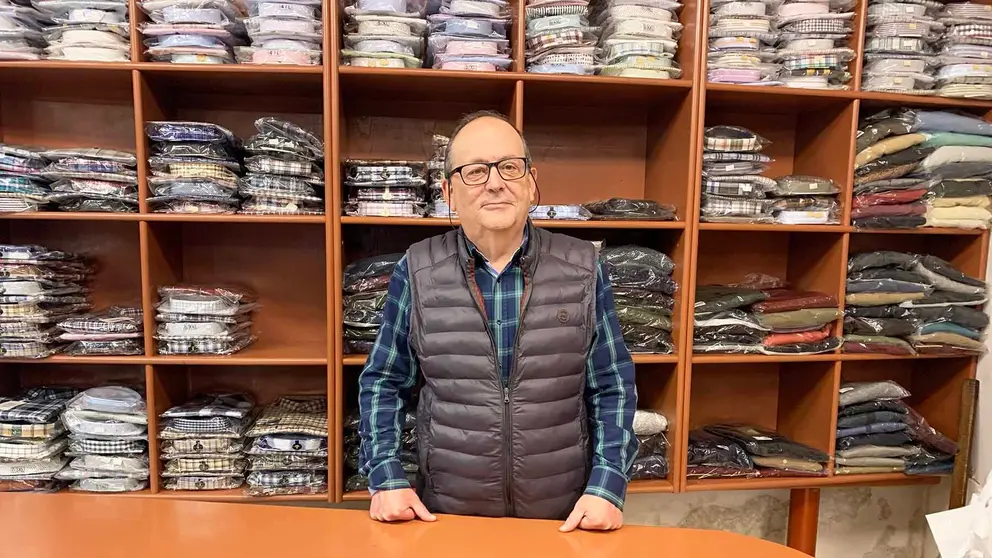 Jes&uacute;s Arbona en la tienda de ropa que lleva su apelllido en Tafalla. Navarra.com