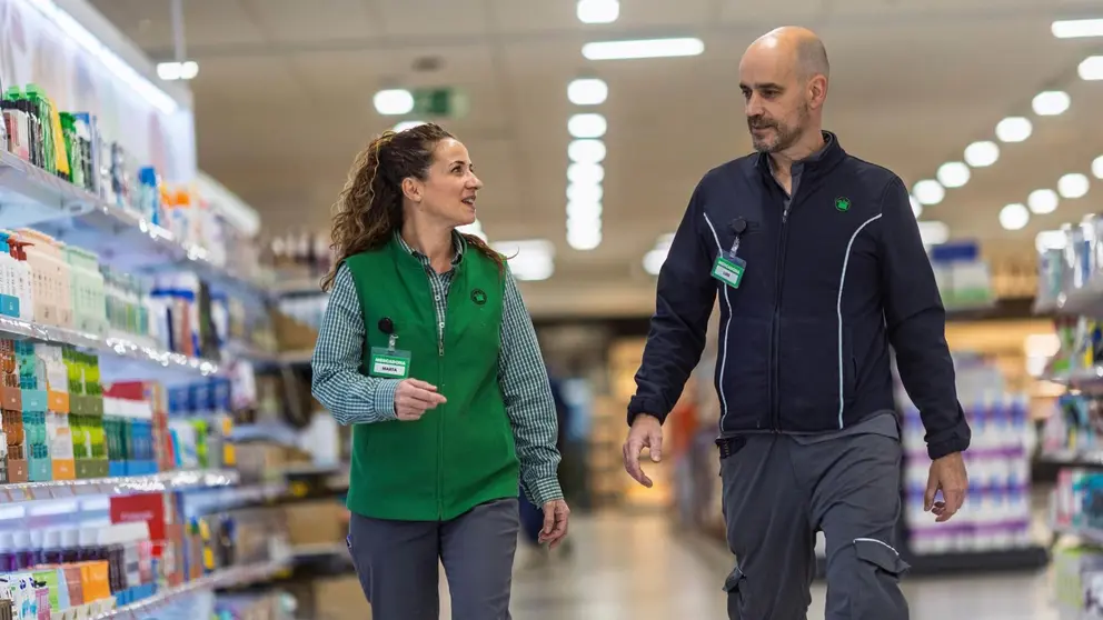 Trabajadores de Mercadona en un supermercado. OSCAR GARRIDO SERRA/MERCADONA