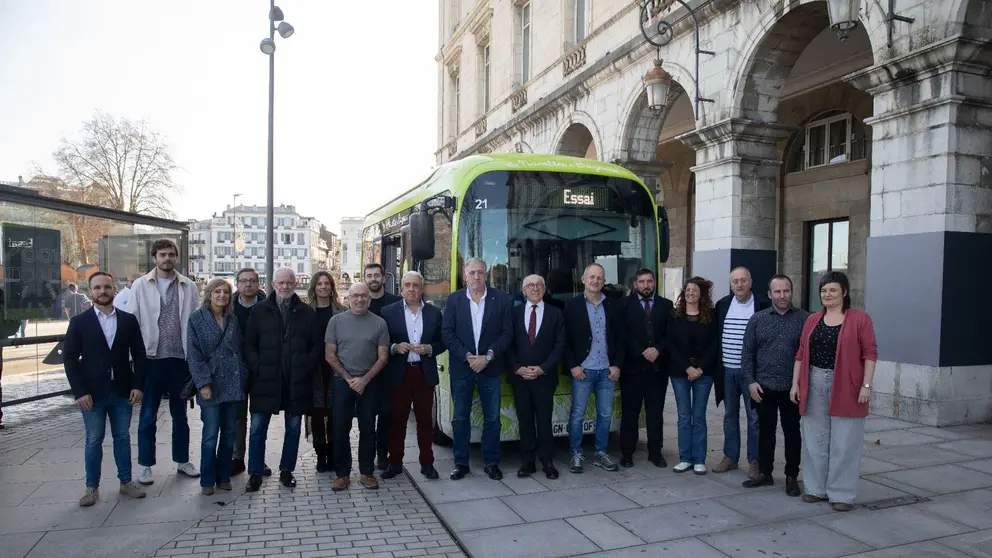 La delegaci&oacute;n pamplonesa, encabezada por Joseba Asiron, en Bayona. AYUNTAMIENTO DE PAMPLONA