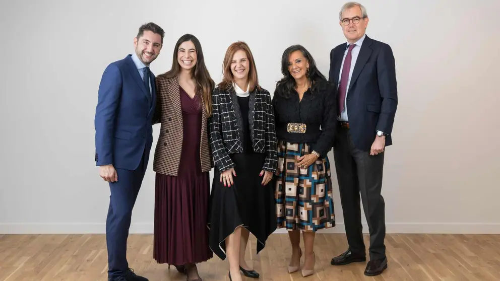 Elena Jim&eacute;nez, en el centro, es la secretaria general de la Federaci&oacute;n de Empresas de Farmacia de Espa&ntilde;a. FEFE