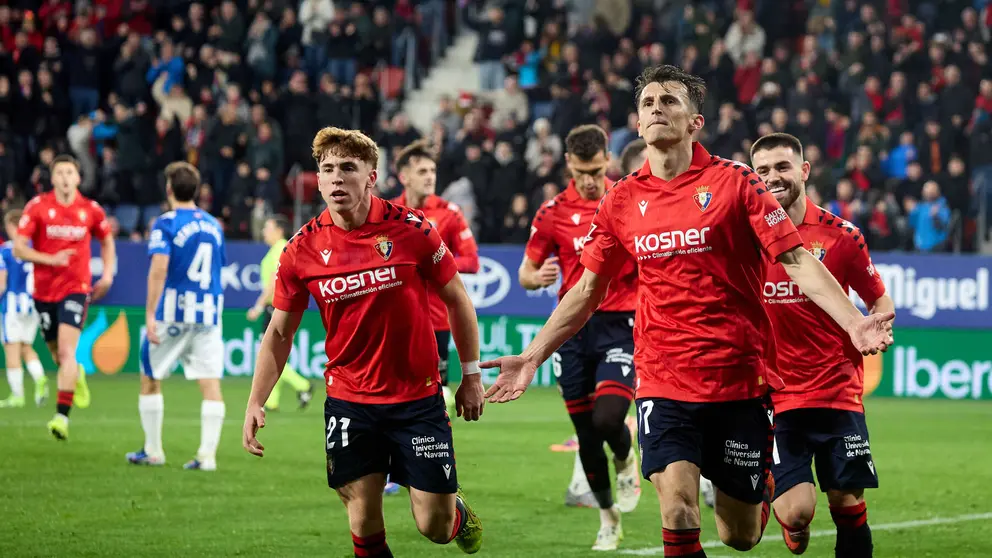 Los jugadores de Osasuna celebran el gol de Ante Budimir (2-0) durante el partido de La Liga EA Sports entre CA Osasuna y Deportivo Alav&eacute;s disputado en el estadio de El Sadar en Pamplona. I&Ntilde;IGO ALZUGARAY