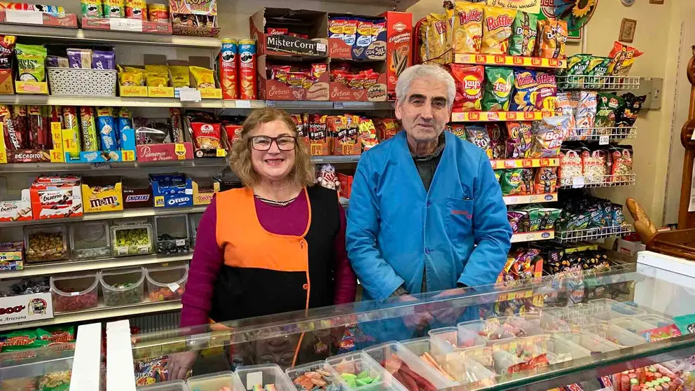 Loli y Miguel, los dos hermanos que trabajan en la tienda Chuches Loymi de Pamplona. Navarra.com