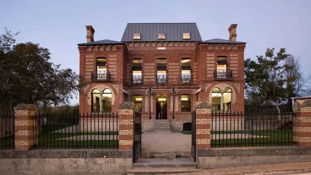 Villa Clementina, el palacete que se vende en Murillo de L&oacute;nguida. IDEALISTA