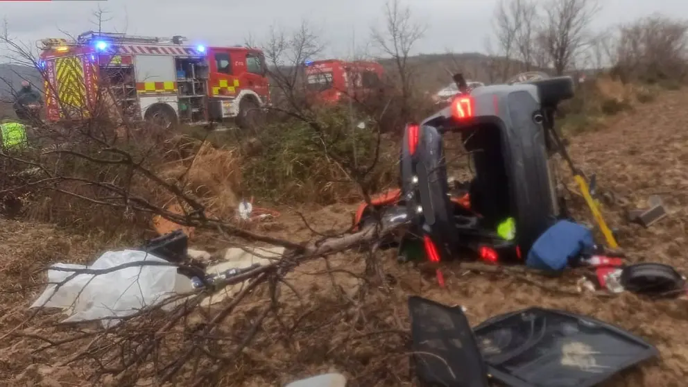 Los servicios de emergencias en el lugar del accidente en Murillo del Fruto. BOMBEROS DE NAVARRA