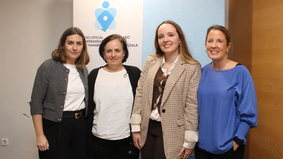 Premiadas con el galard&oacute;n Enfermera Innova junto a la  presidenta COENAV. CEDIDA