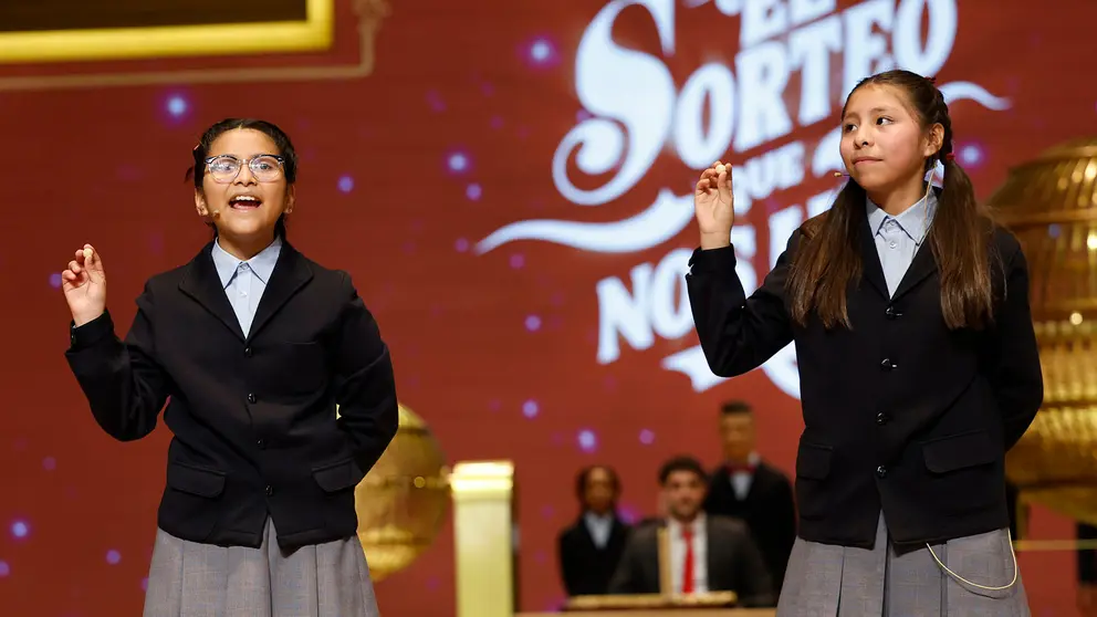 Alba Yadira Machaca e Italy Andrea Blanco cantan el n&uacute;mero agraciado con el premio gordo del Sorteo de la Loter&iacute;a de Navidad, dotado con 4 millones de euros a la serie, 400.000 al d&eacute;cimo, y que este a&ntilde;o ha reca&iacute;do en el n&uacute;mero 79.432. EFE/Chema Moya