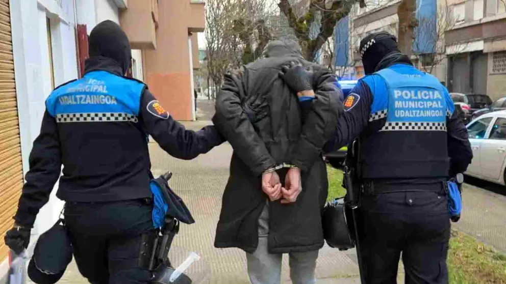 Imegen del detenido en el barrio de San Juan. POLIC&Iacute;A MUNICIPAL DE PAMPLONA