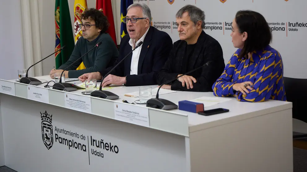 El alcalde de Pamplona, Joseba Asiron, junto a la concejala de Igualdad, Zaloa Basabe, y los concejales Mikel Armend&aacute;riz (Geroa Bai) y Txema Maule&oacute;n (Contigo Zurekin), valoran el auto que exculpa a las cuatro personas migrantes detenidas por la agresi&oacute;n sexual que tuvo la noche de la Carpa Universitaria de octubre. I&Ntilde;IGO ALZUGARAY