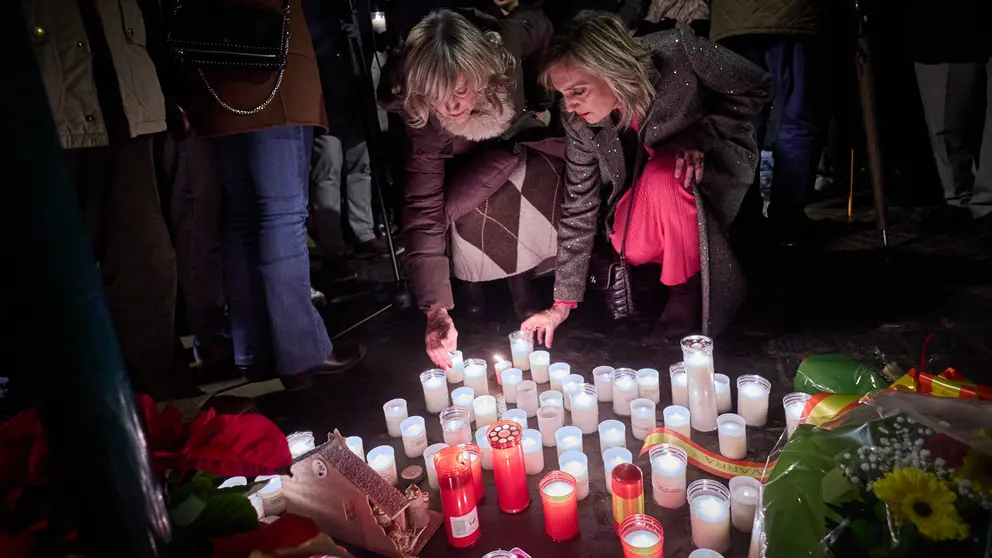Vecinos de Paz organiza un homenaje navide&ntilde;o a las v&iacute;ctimas de ETA en el lugar donde la banda terrorista asesin&oacute; a Juan Atar&eacute;s Pe&ntilde;a en la v&iacute;spera de Nochebuena de hace 40 a&ntilde;os. I&Ntilde;IGO ALZUGARAY