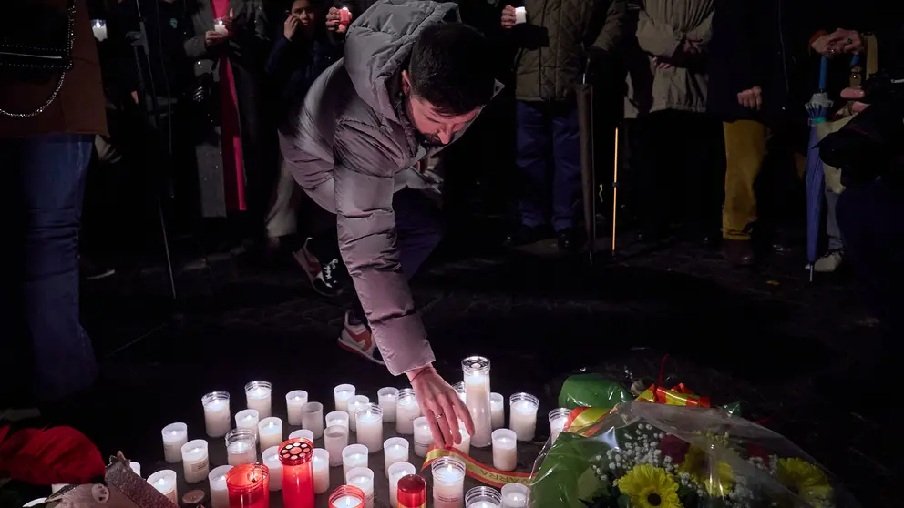 Vecinos de Paz organiza un homenaje navide&ntilde;o a las v&iacute;ctimas de ETA en el lugar donde la banda terrorista asesin&oacute; a Juan Atar&eacute;s Pe&ntilde;a en la v&iacute;spera de Nochebuena de hace 40 a&ntilde;os. I&Ntilde;IGO ALZUGARAY