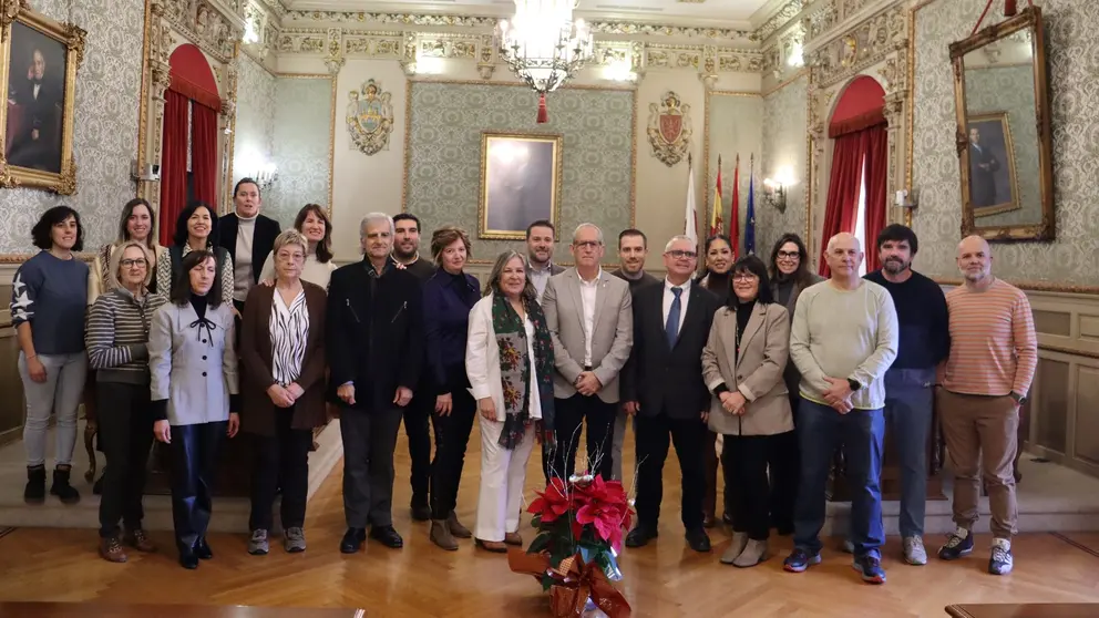 Foto de familia del personal jubilado en el Ayuntamiento de Tudela. AYUNTAMIENTO DE TUDELA
