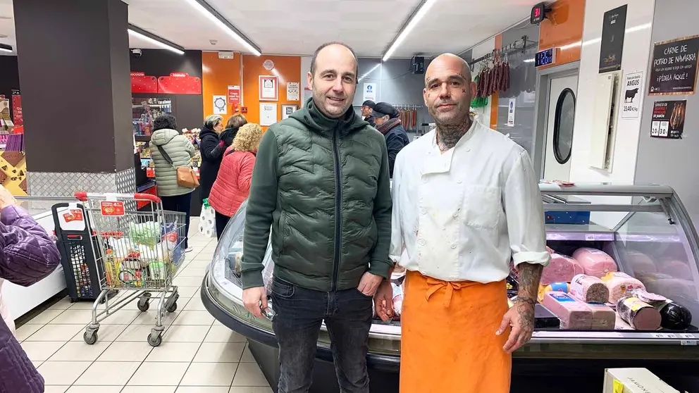 Los hermanos Mikel y Luis Mayayo en su carnicer&iacute;a supermercado de Sang&uuml;esa. Navarra.com