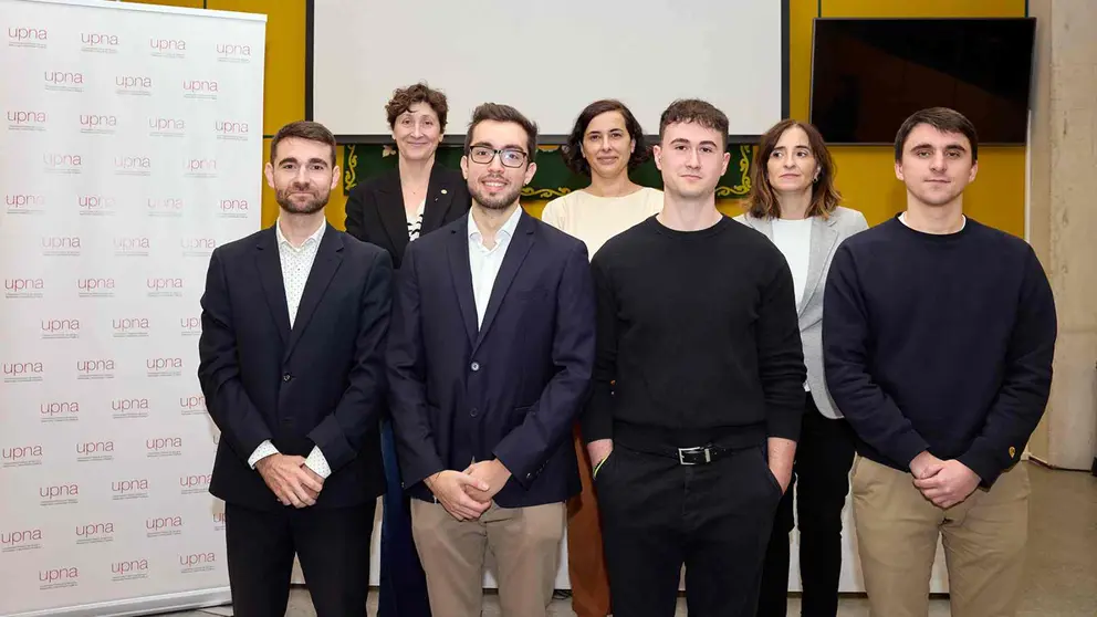 Premiados y parte del jurado en la entrega de premios. UPNA