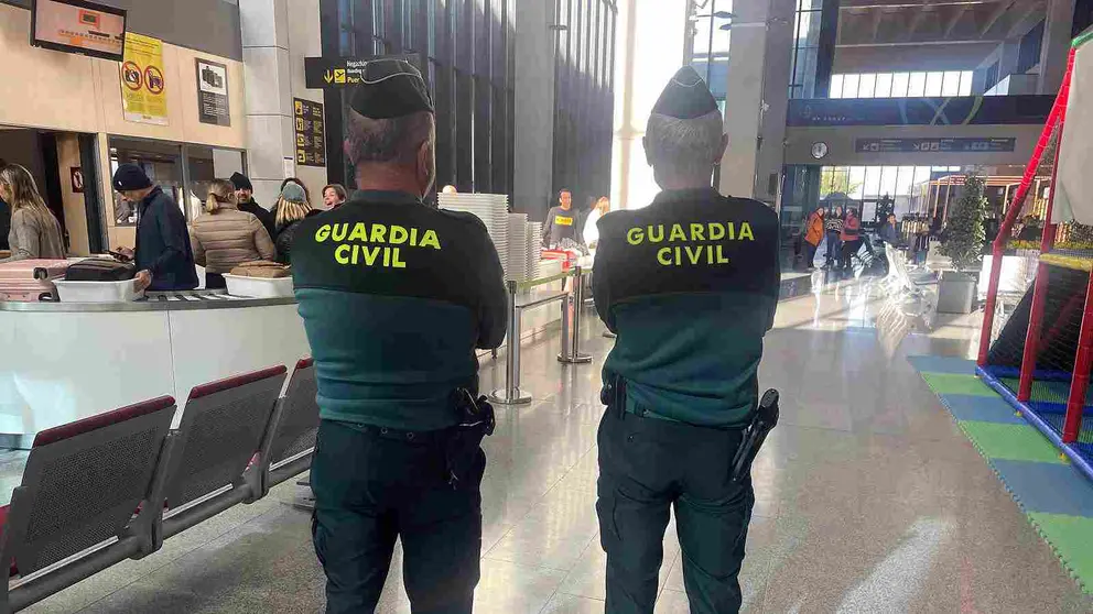 Dos agentes de la Guardia Civil en el Aeropuerto de Pamplona. GUARDIA CIVIL