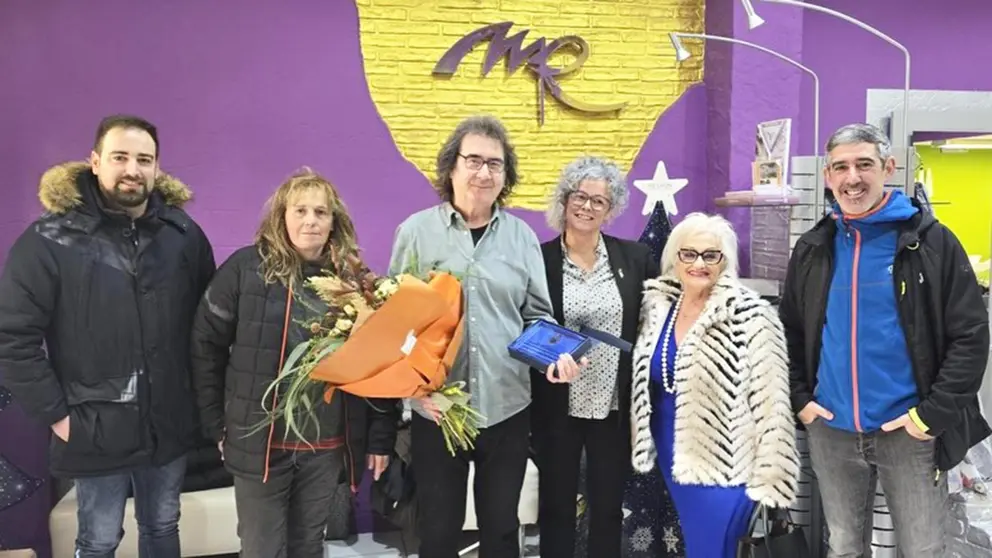 Miguel Rubio, en el centro, con una representaci&oacute;n del Ayuntamiento de Burlada. Cedida.