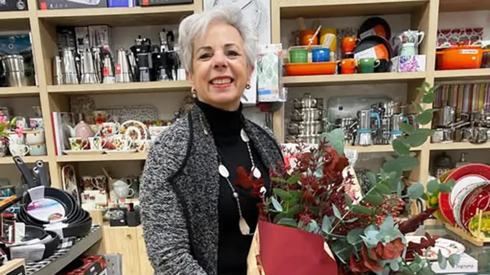 Estrella Redondo P&eacute;rez en la ferreter&iacute;a que lleva su nombre en la calle Amaya 24 de Pamplona. Facebook.