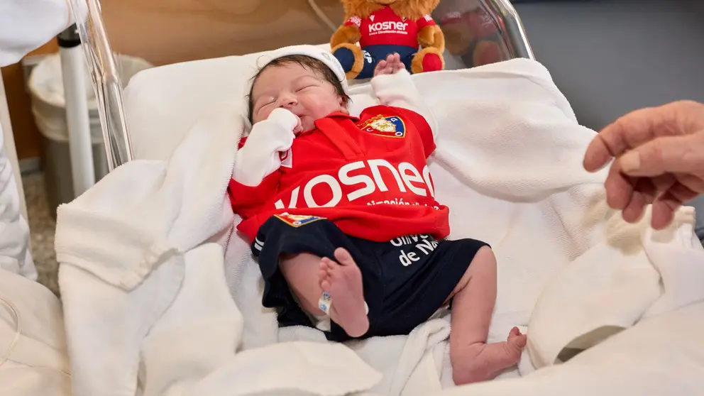 Un bebe con la equipaci&oacute;n de Osasuna. CA OSASUNA