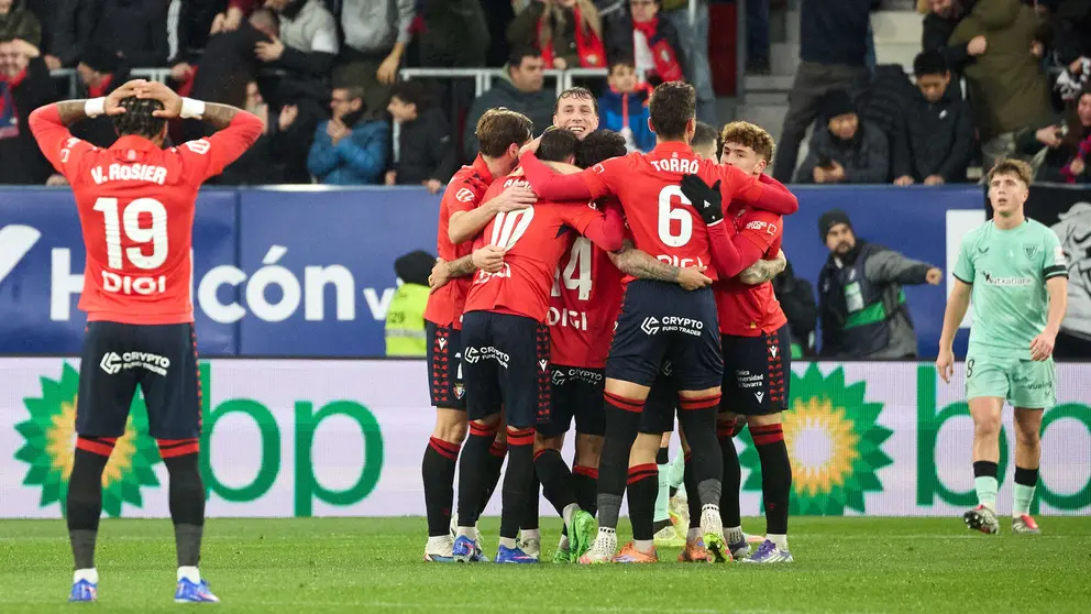 Los jugadores de Osasuna celebran el gol de Rub&eacute;n Garc&iacute;a (1-0) durante el partido de La Liga EA Sports entre CA Osasuna y Athletic Club disputado en el estadio de El Sadar en Pamplona. I&Ntilde;IGO ALZUGARAY