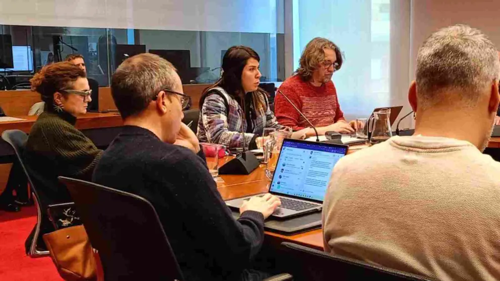 Los parlamentarios Oihan Mendo, Mikel Zabaleta, Itxaso Soto, Blanca Reg&uacute;lez, Maribel Garc&iacute;a Malo y Daniel L&oacute;pez. PARLAMENTO DE NAVARRA