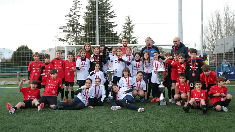 Fotograf&iacute;a de los equipos ganadores del Torneo Interescolar 2025. OSASUNA