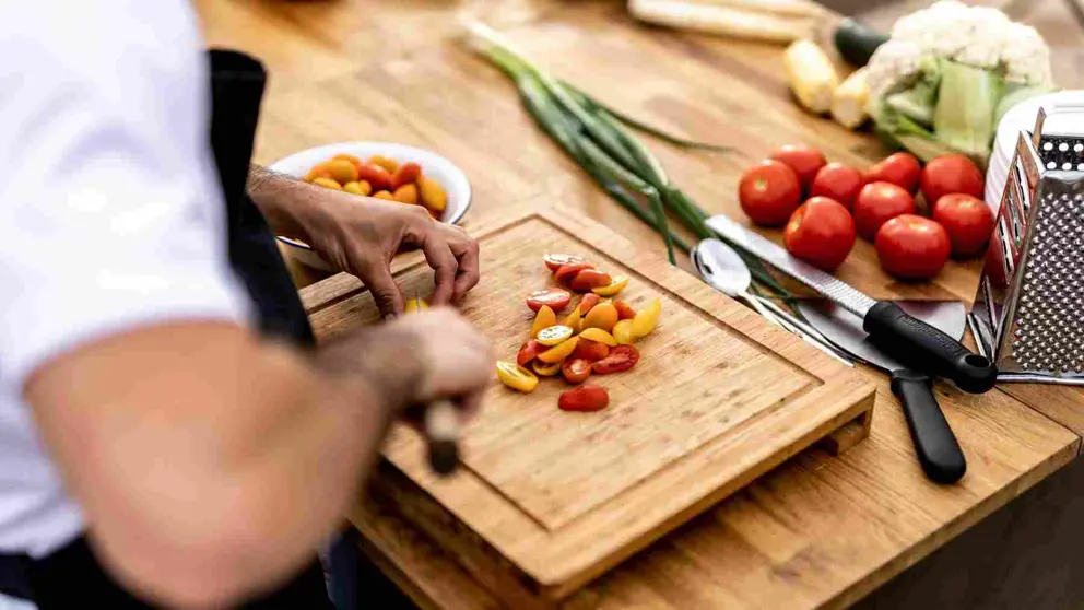 Un cocinero trabajando en la cocina. CEDIDA