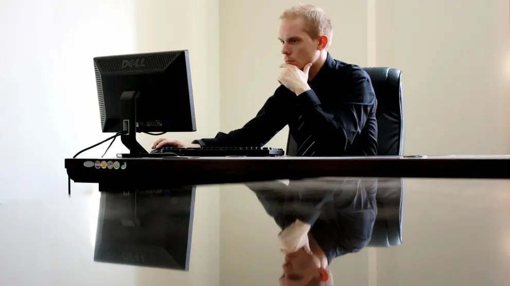 Un hombre trabajando con su ordenador. CEDIDA