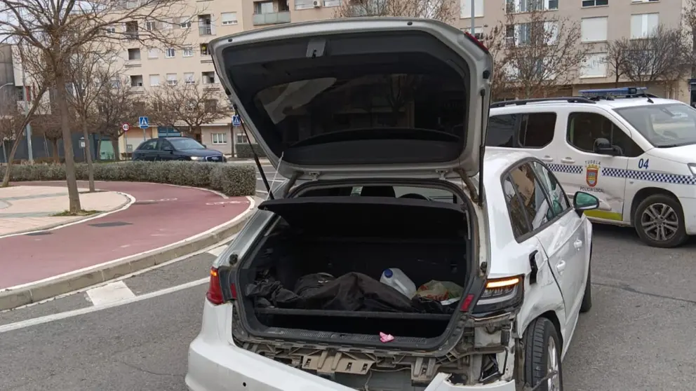 Uno de los coches accidentados en la glorieta. POLIC&Iacute;A LOCAL DE TUDELA