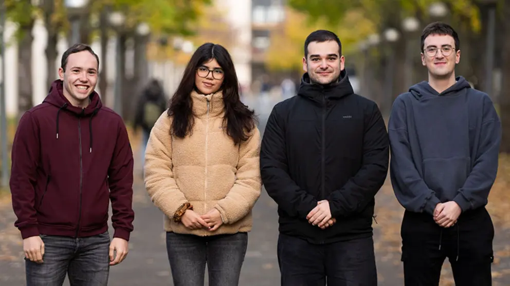 Estudiantes que han dise&ntilde;ado la aplicaci&oacute;n. De izda. a dcha., Jon Hern&aacute;ndez Jim&eacute;nez, Gabriely Bezerra Kardec, Carlos Calvo Eizaguirre e Iv&aacute;n Corro Iribarren. UNIVERSIDAD P&Uacute;BLICA DE NAVARRA