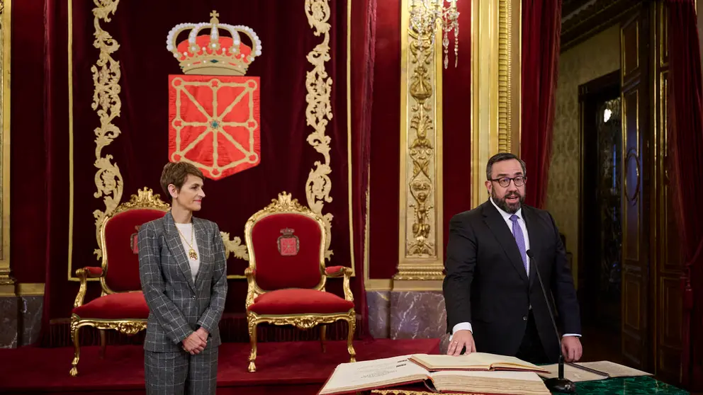 La Presidenta de Navarra, Mar&iacute;a Chivite preside el acto de posesi&oacute;n de Javier Rem&iacute;rez Apestegu&iacute;a, como nuevo vicepresidente primero, consejero de Presidencia e Igualdad, y portavoz del Gobierno y de Inmaculada Jur&iacute;o Macaya, como nueva consejera de Interior, Funci&oacute;n P&uacute;blica y Justicia. Sal&oacute;n del Trono del Palacio de Navarra. PABLO LASAOSA