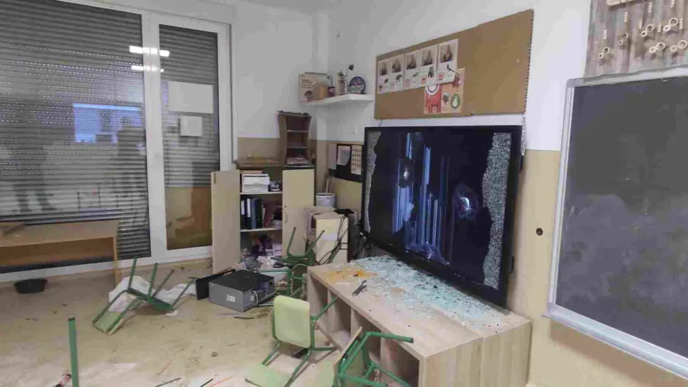 As&iacute; qued&oacute; el aula tras los destrozo provocados por los v&aacute;ndalos estas pasadas navidades. APYMA BUZTINTXURI