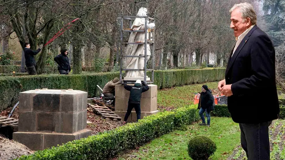 Fotomontaje con una fotograf&iacute;a de Joseba Asiron sobre una imagen de la colocaci&oacute;n de las estatuas de los Reyes de Navarra en el parque de la Taconera. NAVARRA.COM