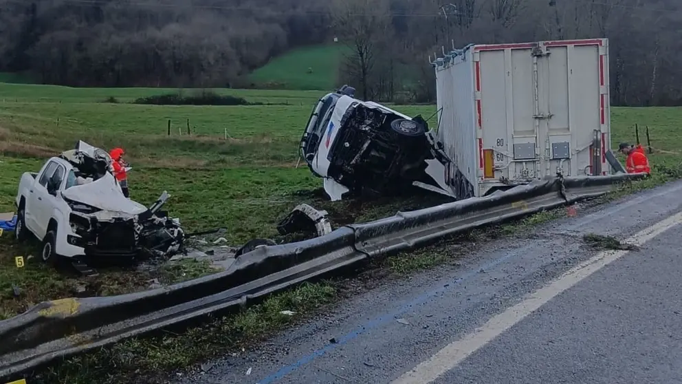 Imagen de los dos veh&iacute;culos implicados en el accidente mortal de Arizcun. POLIC&Iacute;A FORAL