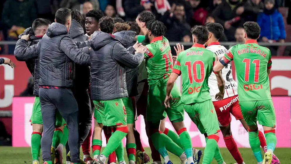 Jugadores de Girona y Osasuna se enzarzan tras una jugada pol&eacute;mica durante el encuentro correspondiente a la jornada 19 de Laliga EA Sports que disputan hoy s&aacute;bado Girona y Osasuna en el estadio municipal de Montilivi, en la capital gerundense. EFE/David Borrat.