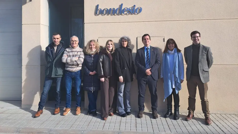 El consejero Irujo y el director general de Comercio, Pablo Ezkurra, junto a representantes de Bondesio en su visita a la empresa.
GOBIERNO DE NAVARRA