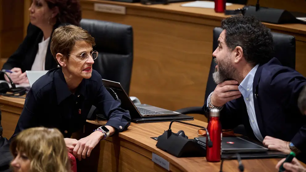 Mar&iacute;a Chivite, presidenta del Gobierno de Navarra, junto a Ram&oacute;n Alz&oacute;rriz, durante el Pleno del Parlamento de Navarra. PABLO LASAOSA