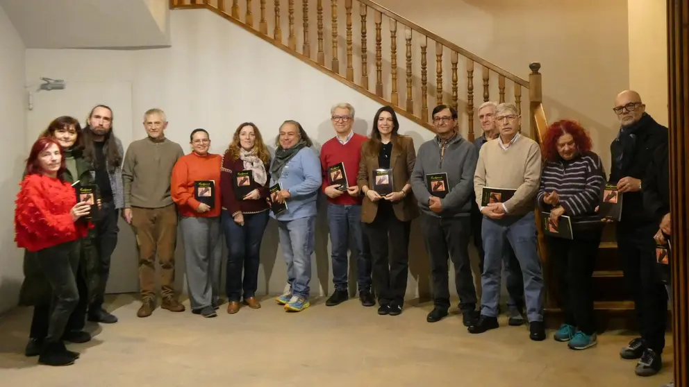Fotograf&iacute;a de familia con los ganadores del concurso de cuentos y poes&iacute;a de Tudela. AYUNTAMIENTO DE TUDELA