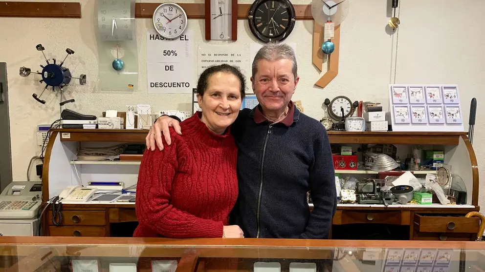 Almudena y Patxi en la relojer&iacute;a Arrondo en el barrio pamplon&eacute;s de la Chantrea. Navarra.com