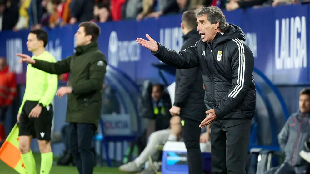 Guillermo Almada (entrenador Real Oviedo) durante el partido de La Liga EA Sports entre CA Osasuna y Real Oviedo disputado en el estadio de El Sadar en Pamplona. I&Ntilde;IGO ALZUGARAY