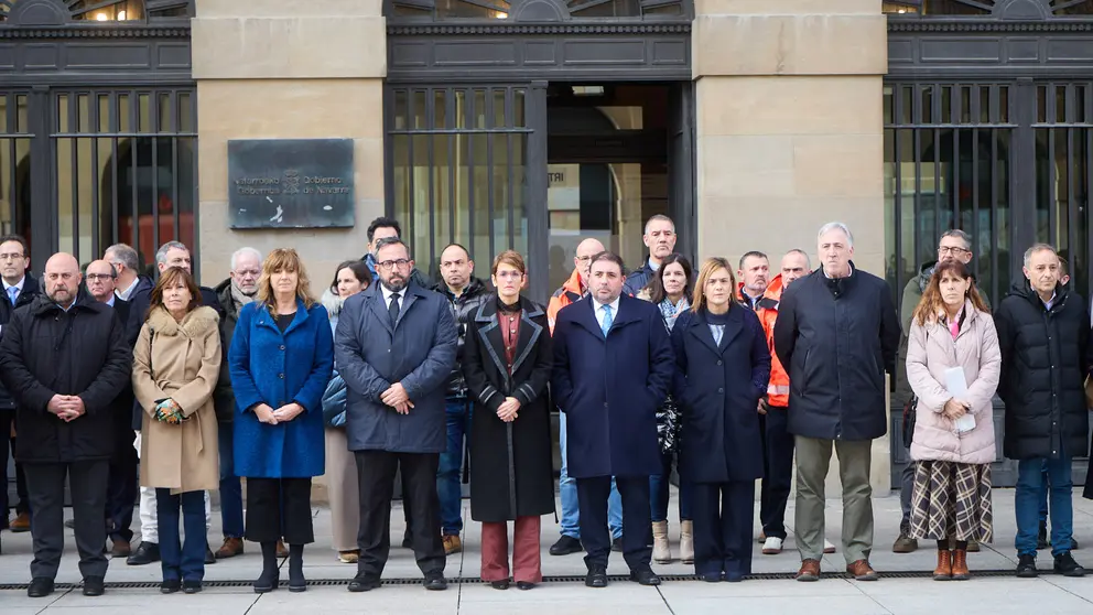 Concentraci&oacute;n en las puertas del Palacio de Navarra en solidaridad con las v&iacute;ctimas del accidente ferroviario de C&oacute;rdoba. I&Ntilde;IGO ALZUGARAY