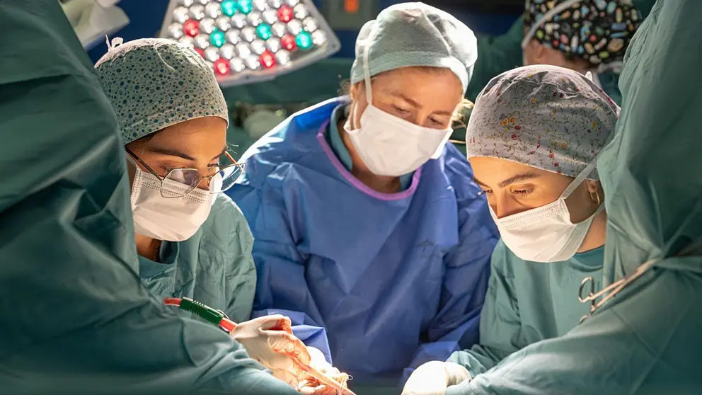 Profesionales de la Cl&iacute;nica Universidad de Navarra durante una intervenci&oacute;n quir&uacute;rgica. CL&Iacute;NICA UNIVERSIDAD DE NAVARRA