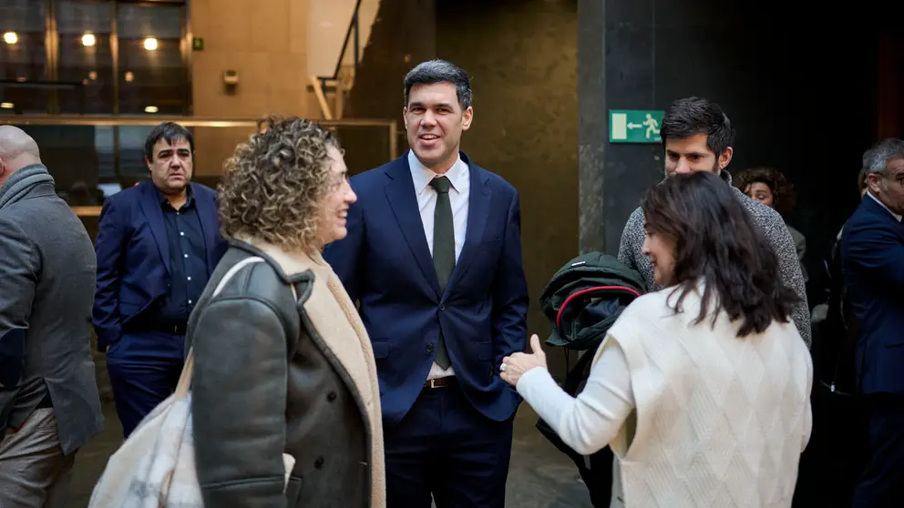 Javier Garc&iacute;a, del PP, minutos antes de comenzar el pleno del Parlamento de Navarra. PABLO LASAOSA