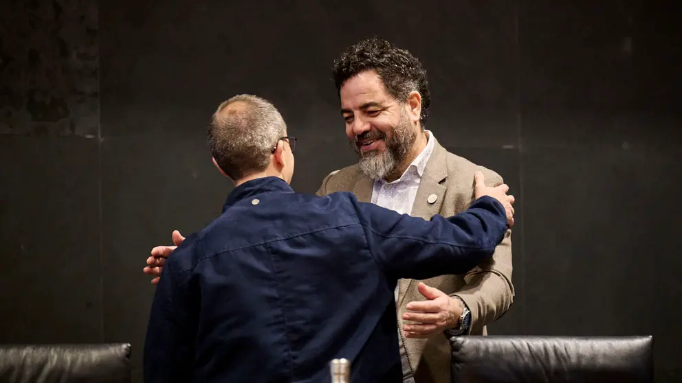 Ram&oacute;n Alz&oacute;rriz, del PSN, junto a Mikel Zabaleta, de EH Bildu, durante el pleno del Parlamento de Navarra. PABLO LASAOSA