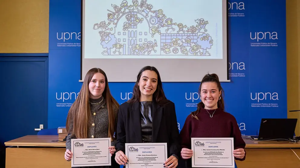 De izq. a dcha.: Silvia Riezu, Leyre Aranaz y Laura Lacunza, en la entrega de premios. UNIVERSIDAD P&Uacute;BLICA DE NAVARRA