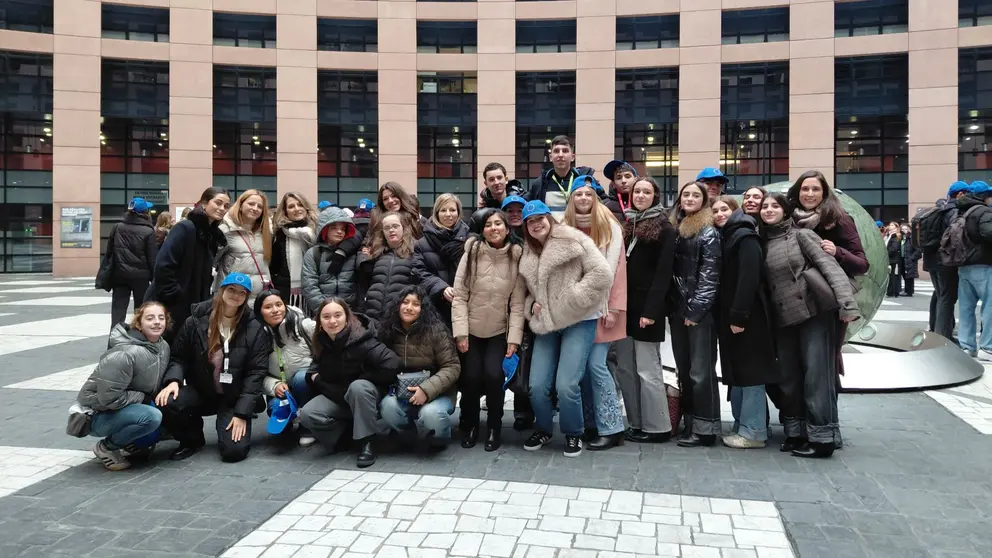 La delegaci&oacute;n del Colegio FEC Vedruna en el patio interior del Parlamento Europeo en Estrasburgo. CEDIDA