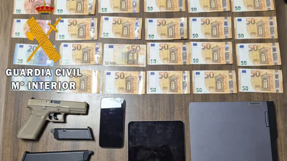 Imagen del operativo tras la detenci&oacute;n de la banda. GUARDIA CIVIL