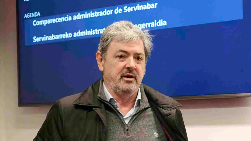 GRAFCAV9100. El administrador de Servinabar, Antxon Alonso, se ha acogido este martes a su derecho a no declarar en la Comisi&oacute;n de Investigaci&oacute;n sobre obras p&uacute;blicas del Gobierno de Navarra que se celebra en el Parlamento de Navarra. Alonso ha acudido a la citaci&oacute;n, pero en un primer turno de palabra ha argumentado que se encuentra en un proceso judicial abierto en el Tribunal Supremo, por lo que no responder&aacute; a las preguntas de los grupos. EFE/I&ntilde;aki Porto