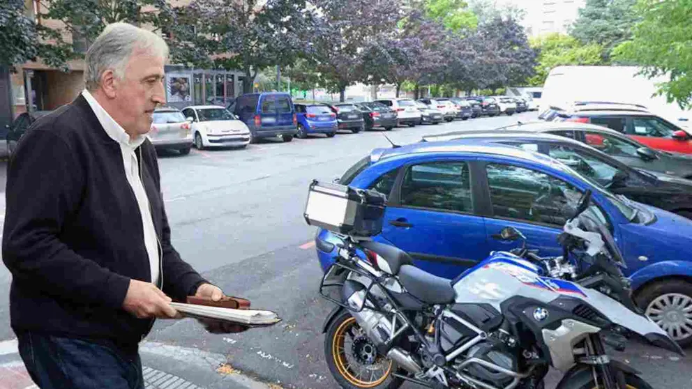 Fotomontaje de Joseba Asir&oacute;n sobre una calle de Iturrama sin sitios libres para aparcar.