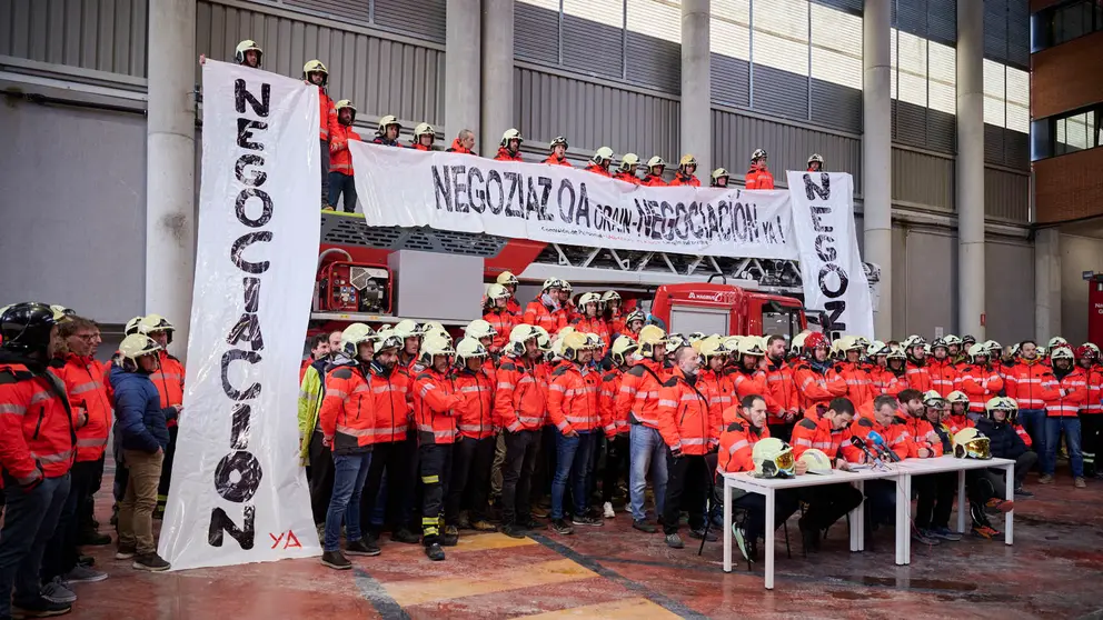 El comit&eacute; de personal del servicio de Bomberos de Navarra ofrece una rueda de prensa para criticar que "la Administraci&oacute;n ha abandonado unilateralmente la negociaci&oacute;n que ten&iacute;a abierta". PABLO LASAOSA